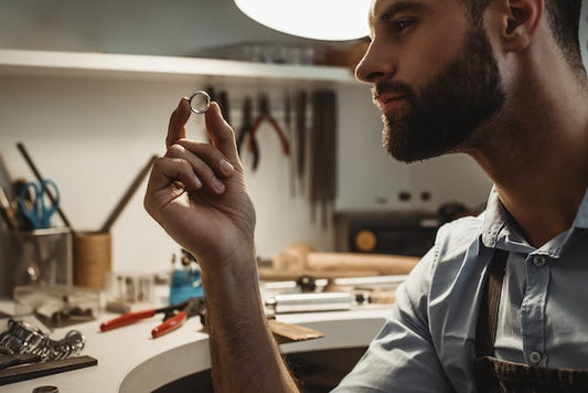 How to Pick the Right Ring Size Without Spoiling the Surprise